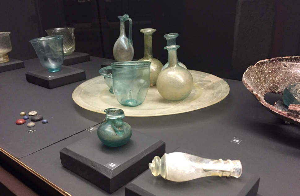 Domestic glassware, 2nd-3rd century Author photo)