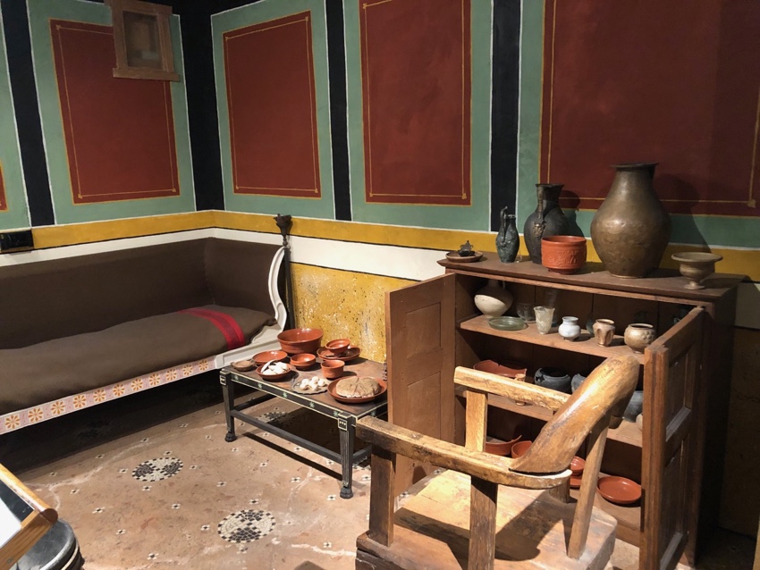 Two reconstructed rooms, with reconsctrucetd furniture, but objects are from excavations of Roman London